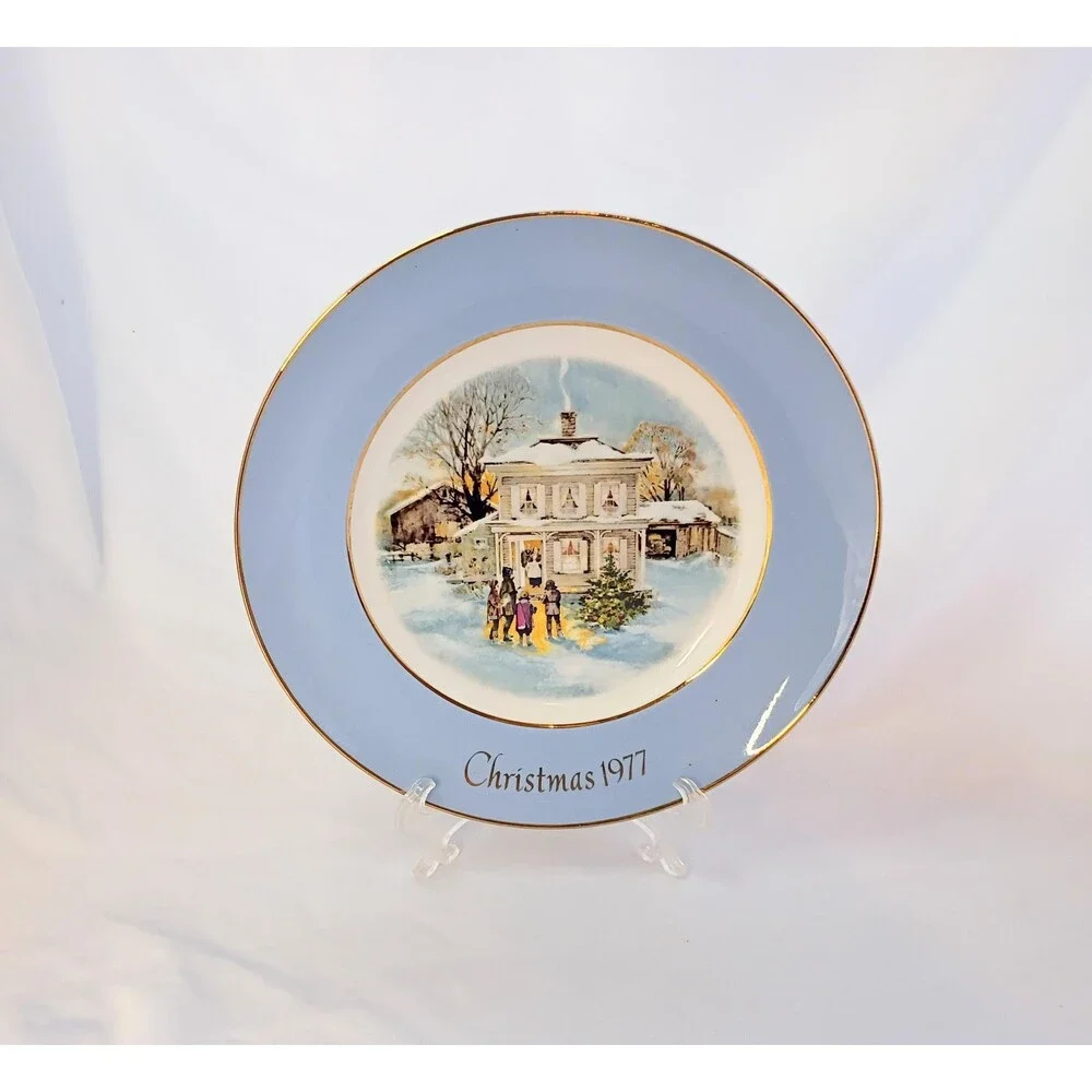 Carollers In The Snow 1977 Avon Christmas Plate